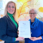 Ursuka Simon hat ds ISO-Zertifikat überreicht bekommen