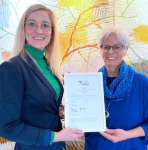 Ursuka Simon hat ds ISO-Zertifikat überreicht bekommen