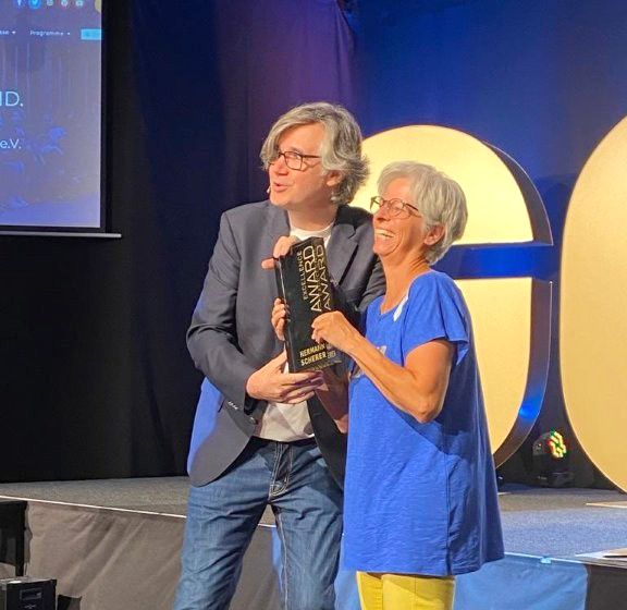 Das Bild zeigt Hermann Scherer und Ursula Simon bei der
Übergabe des Awards im Platin-Programm