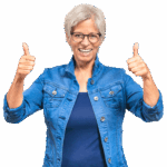 Ursula Simon mit positiver Ausstrahlung und mit beiden Daumen hoch.