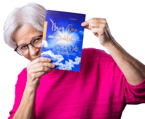 Ursula Simon präsentiert stolz ihr erstes Buch "Bring Dein Strahlen in die Welt."